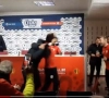 ? Les joueurs du Standard sont venus fêter leur entraîneur en salle de presse