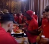 Frites et bières pour les Diables à l'Hôtel de ville : le moment de belgitude qui fait du bien !