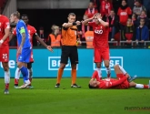 Le VAR au centre des débâts : Mazzu, avec smartphone, et ses joueurs furieux, les Rouches avaient de quoi discuter également