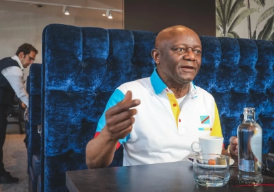 📷 Rempli de fierté, le père de Vincent Kompany porte une écharpe du Bayern au Parlement