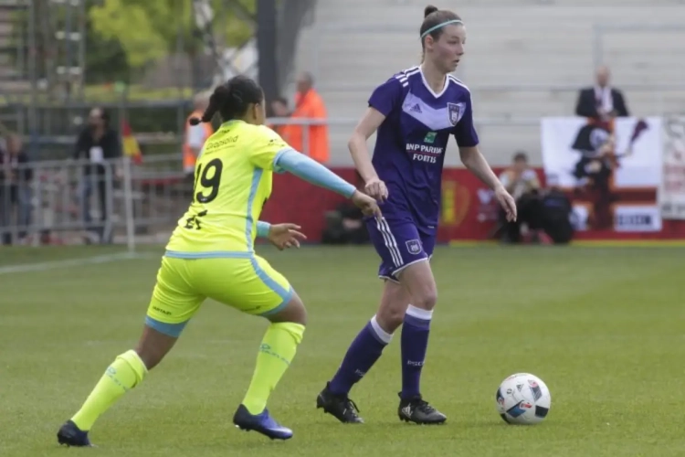 ? Le splendide lob de Mariam Toloba contre OHL 