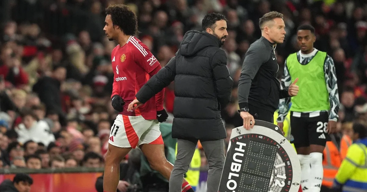 🎥 Rarement Old Trafford a autant sifflé à l'unisson : le geste de Joshua Zirkzee qui rend fous les supporters de Manchester United