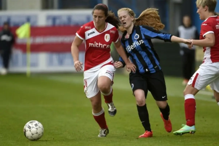 📷 Les joueuses de Zulte et du Standard apportent leur soutien à Vanity Lewerissa 